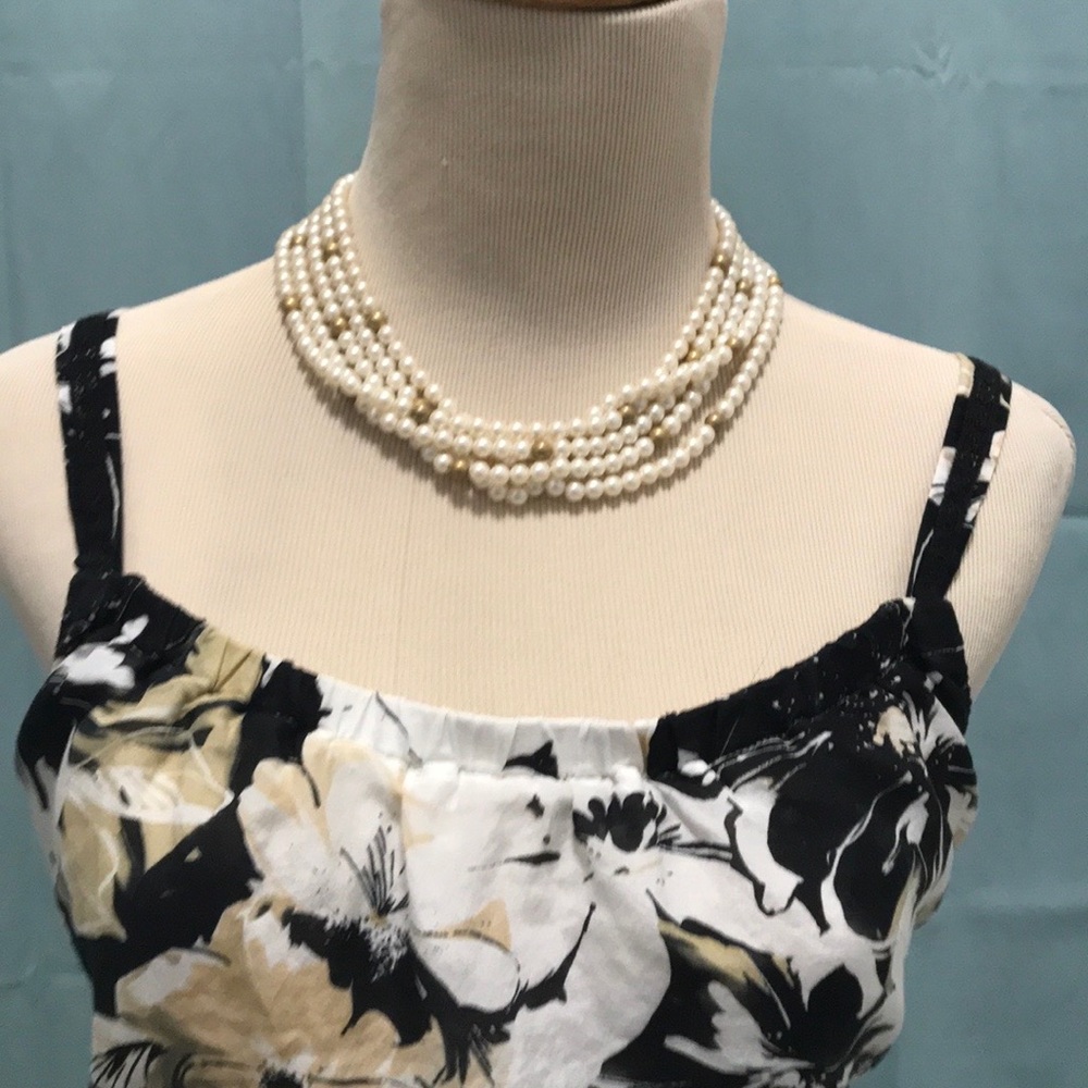 🌸Banana Republic silk sleeveless topBlack White and tan flowers/Small